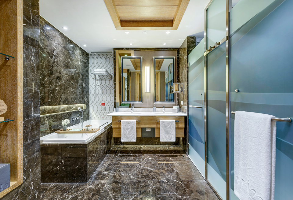 EDIT Regnumcarya Jadesuite Bathroom 05.Jpg