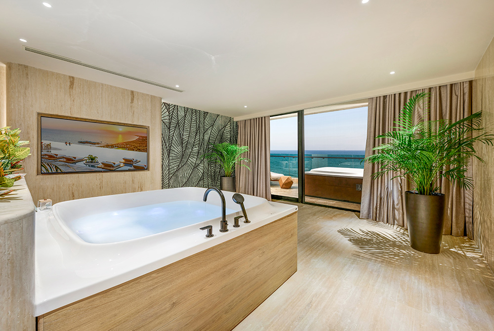 Regnum The Crown Crown Horizon Suite Master Bedroom 04