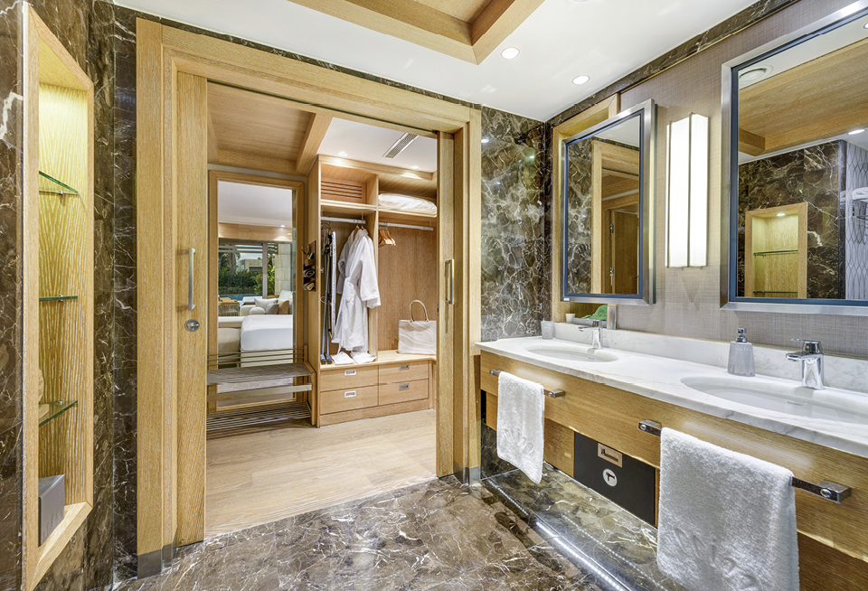 EDIT Regnumcarya Pearlpoolfamliy Bathroom 07.Jpg