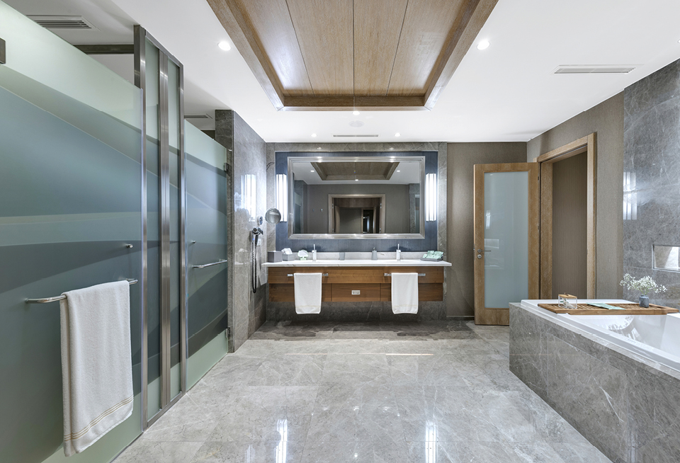 EDIT Regnumcarya Tiaravilla Room3 Bathroom 08.Jpg