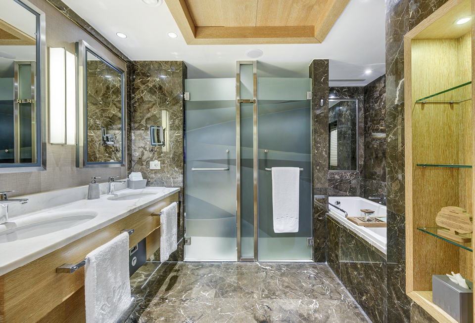 EDIT Regnumcarya Pearlpoolfamliy Bathroom 06.Jpg