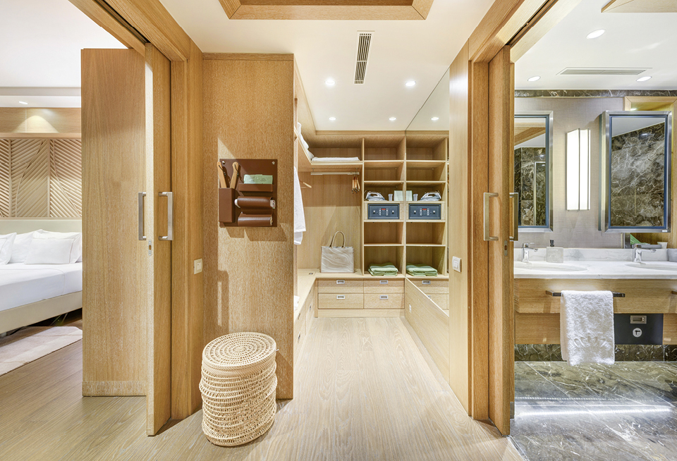 EDIT Regnumcarya Pearlpoolsuite 09.Jpg