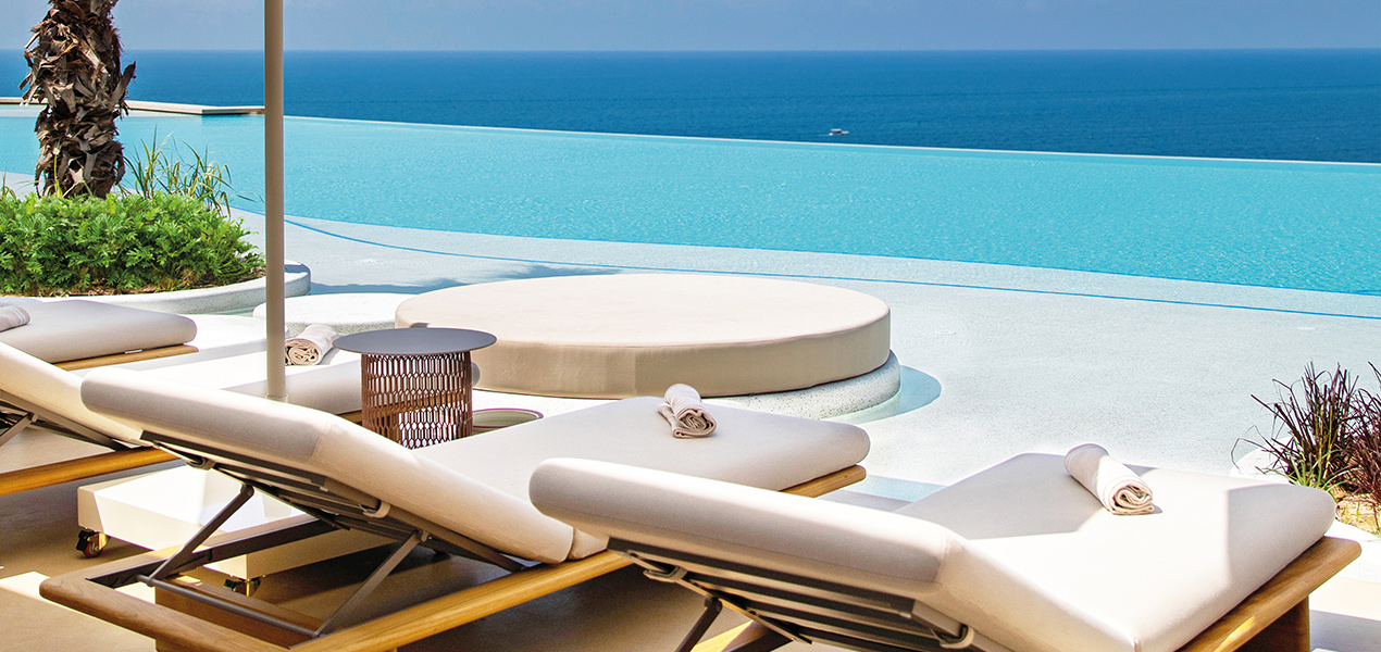 Regnum The Crown Seven Rooftop Pool (1) Slider 1